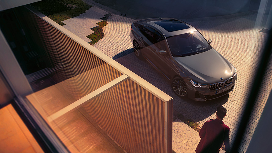 BMW 6er Gran Turismo 640i xDrive G32 2020 Berninagrau Dreiviertel-Frontperspektive von oben parkend vor Gebäude 