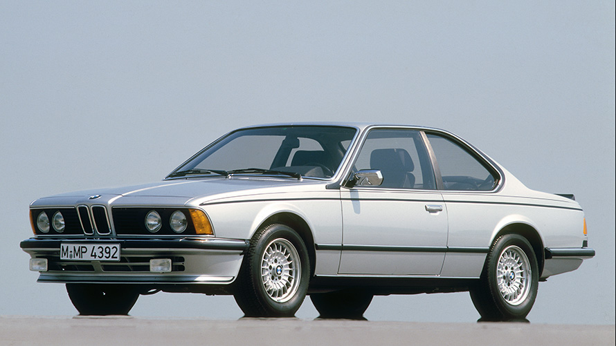 BMW 635CSi (E24), vue de trois quarts de profil à l’arrêt BMW 635CSi (E24) vue de trois quarts de profil à l’arrêt