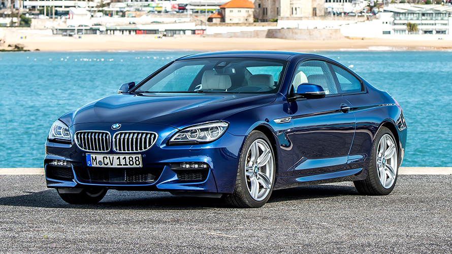 BMW Série 6 Coupé (F13) vue de trois quarts avant devant la plage BMW Série 6 Coupé (F13) vue de trois quarts avant devant la plage
