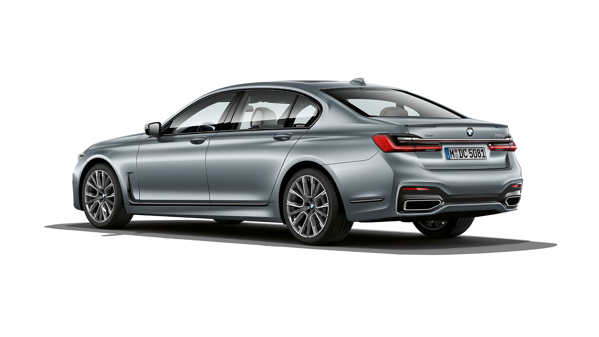 Vue de trois quarts arrière d’une BMW Série 7 Berline avec Kit M Sport G11 Vue de trois quarts arrière d’une BMW Série 7 Berline grise avec Kit M Sport G11