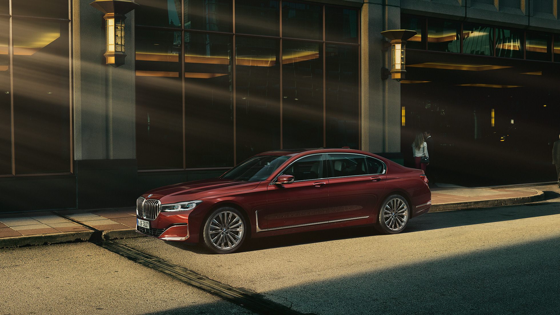 BMW Individual 7er, Seitenansicht G11 BMW Individual 7er in rot in Seitenansicht vor urbaner Kulisse G11