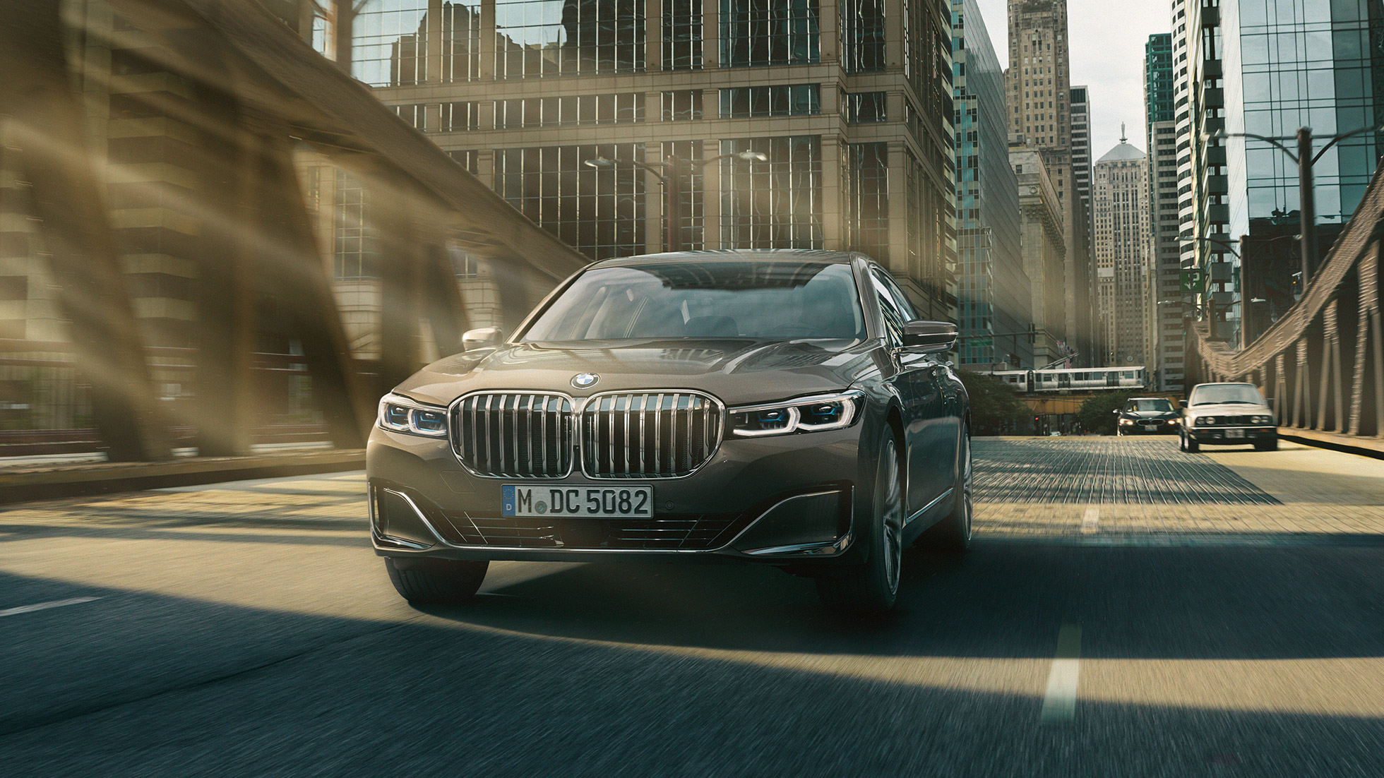 BMW 7er Fahrerassistenzsysteme G11 Fahrerassistenzsysteme: BMW 7er fährt vor urbaner Kulisse G11