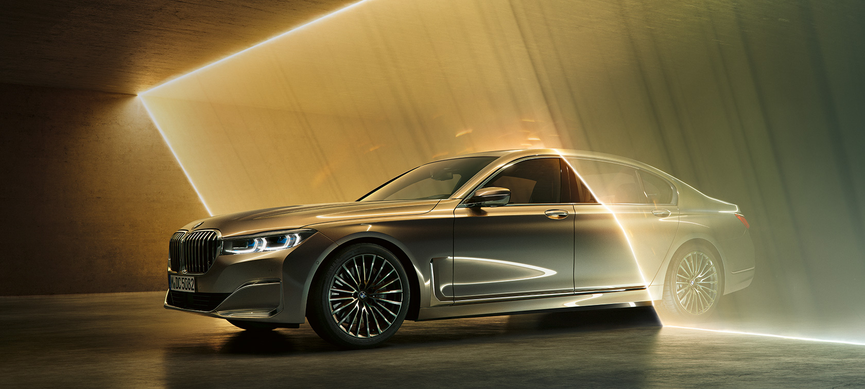 BMW 7er, Luxuslimousine, in Dreiviertel-Frontansicht G11 BMW 7er, Luxuslimousine: Grauer BMW in Dreiviertel-Frontansicht umgeben von Lichtstrahlen G11