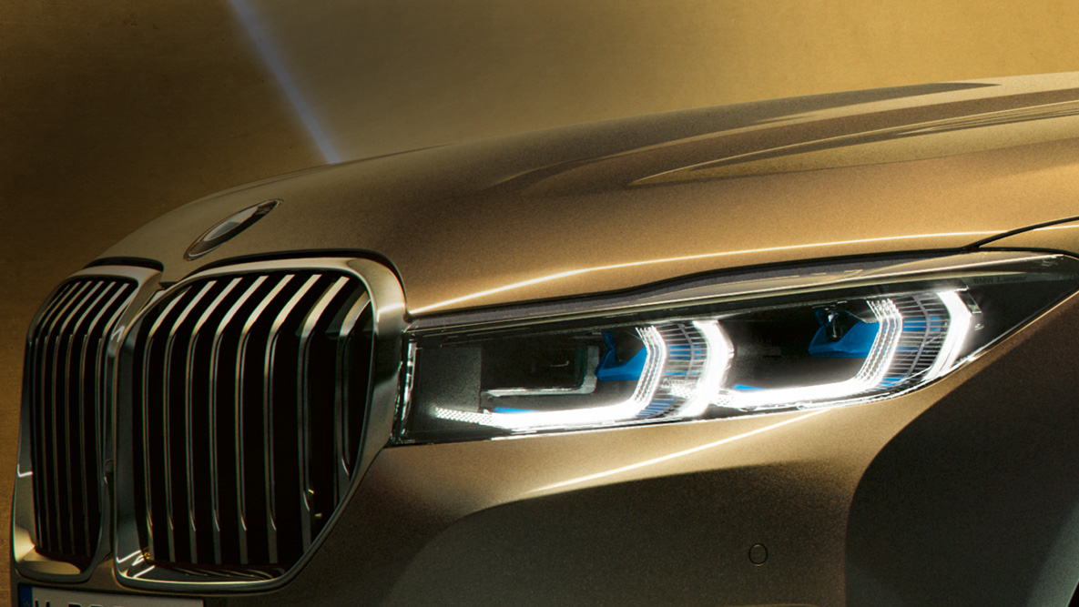 BMW 7er Laserlicht G11 BMW 7er: Nahaufnahme des Laserlichts mit blau-weißen Strahlen G11