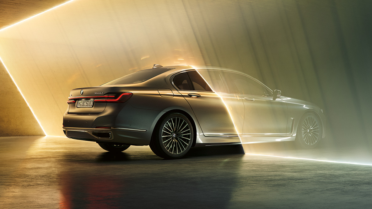 La BMW Série 7 Berline en Berninagrau G11 BMW Série 7 en Berninagrau, vue de trois quarts avant entourée de rayons lumineux G11