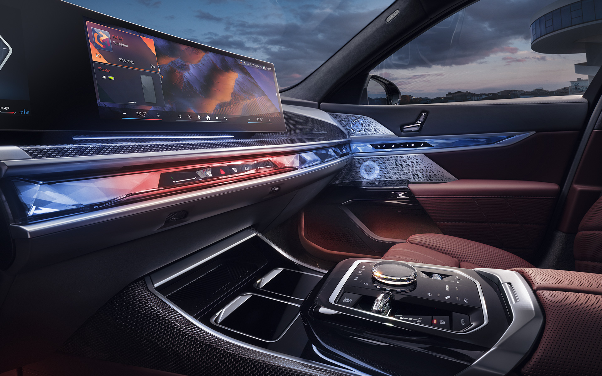 Vue de l’habitacle avant BMW Série 7 Berline G70 ICE 740i kit M Sport BMW Série 7 Berline G70 ICE 740i kit M Sport vue dans l'habitacle avant appliques en verre CraftedClarity et Curved Display