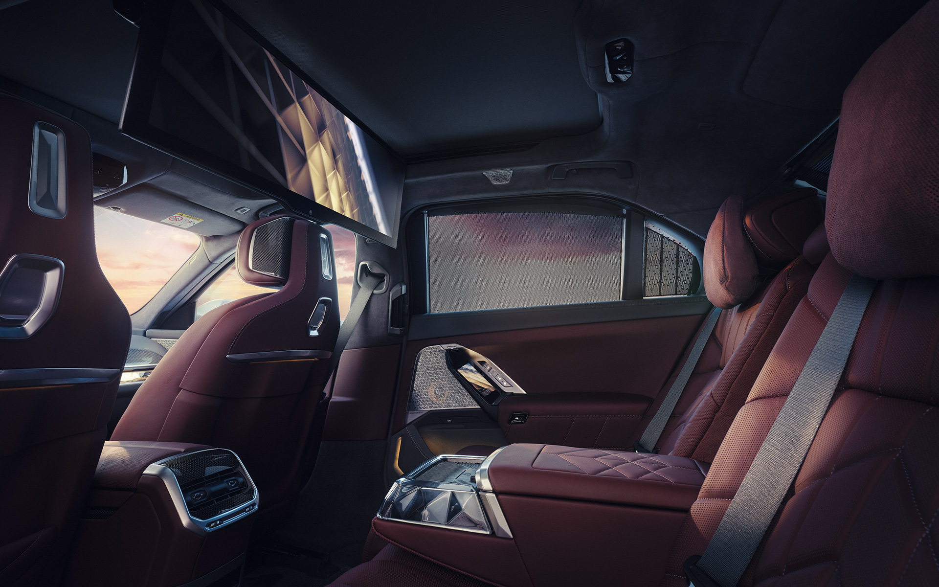 BMW Série 7 Berline G70 ICE 740i kit M Sport vue de l’habitacle arrière BMW Série 7 Berline G70 ICE 740i kit M Sport vue de l'habitacle système d'infodivertissement aux places arrière Experience Display