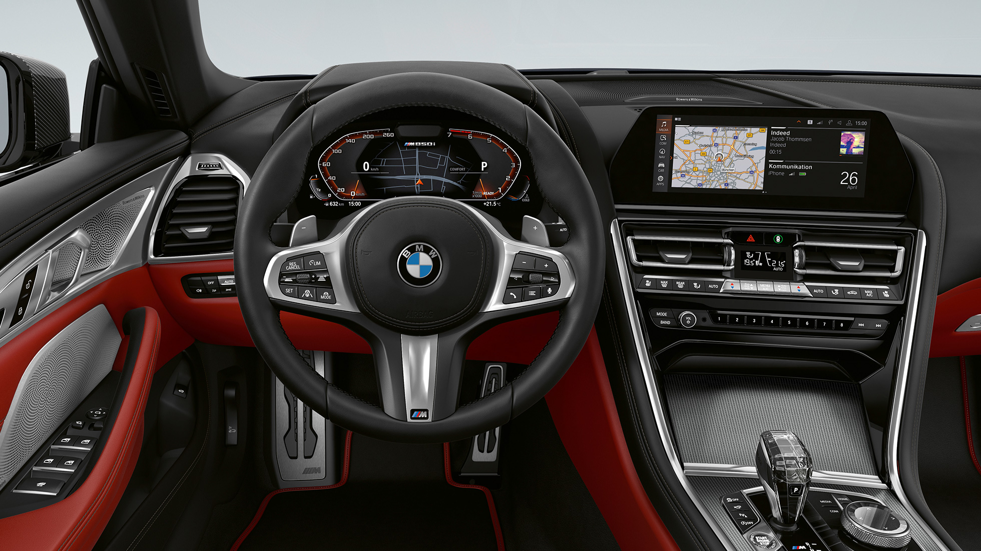 BMW M850i xDrive, Carbonschwarz metallic, Cockpit mit M Lederlenkrad G14.