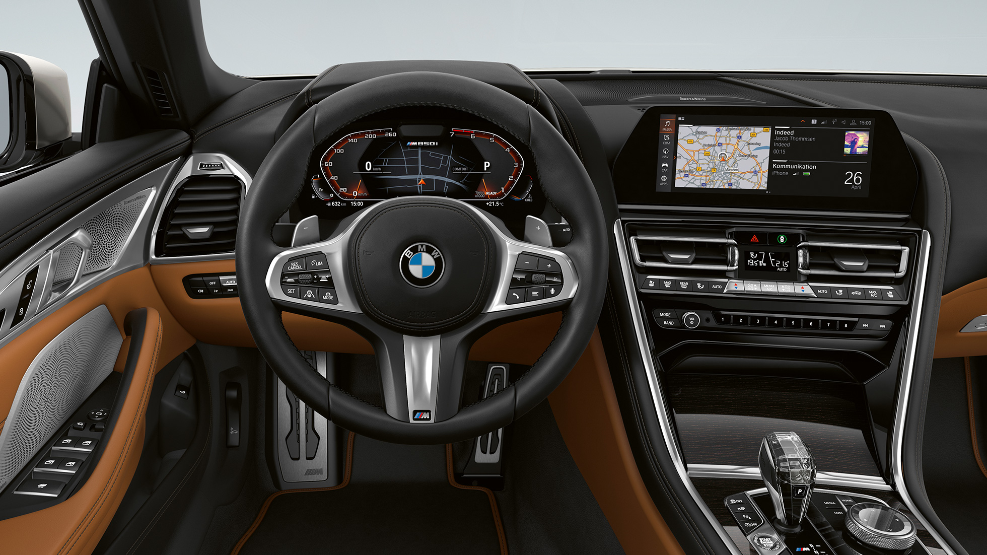 BMW M850i xDrive, Mineralweiß metallic, Cockpit mit M Lederlenkrad G14.