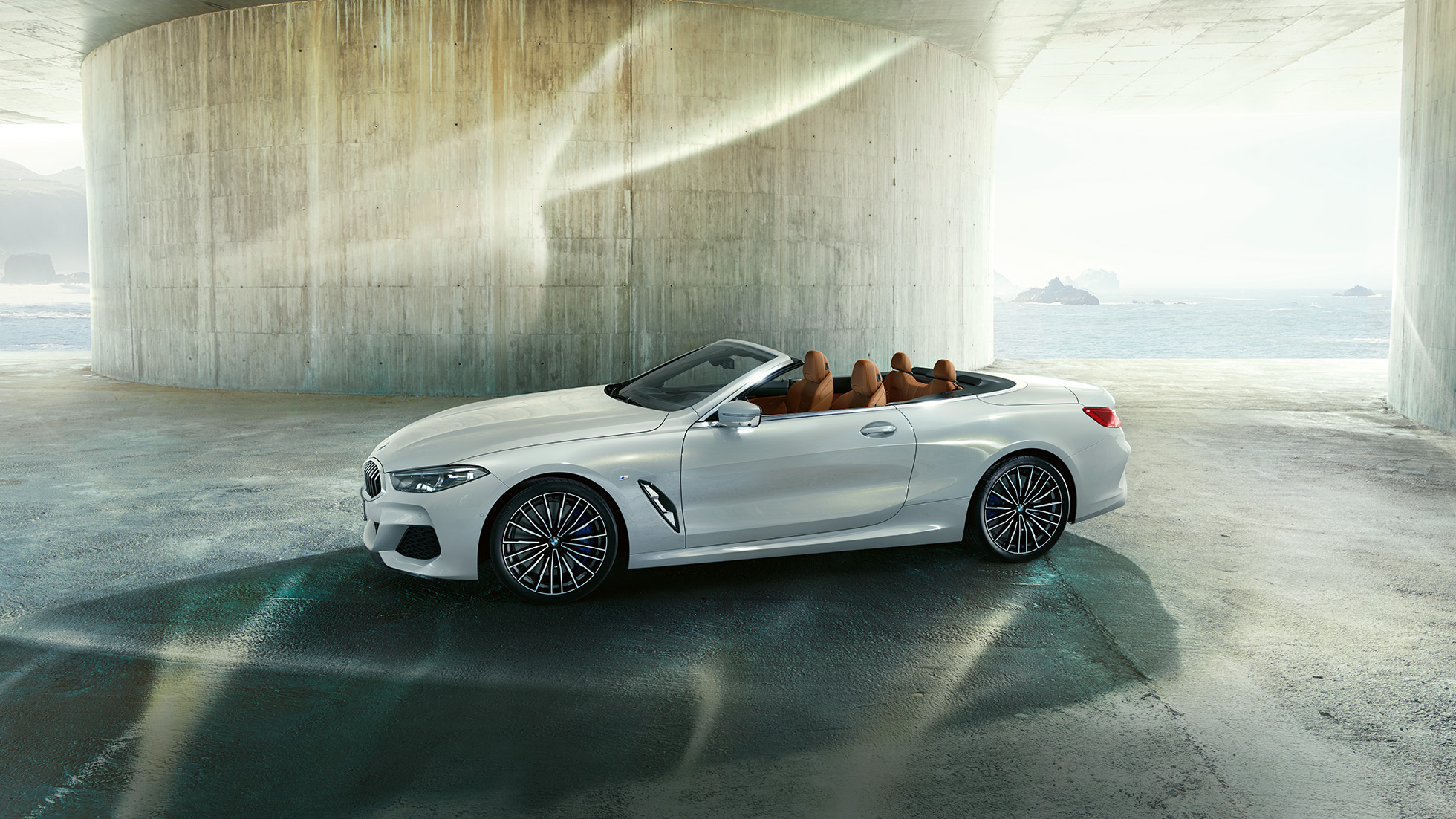 BMW M850i xDrive in Mineralweiß metallic, Seitenansicht mit geöffnetem Stoffverdeck G14. BMW M850i xDrive in Mineralweiß metallic, Seitenansicht mit geöffnetem Stoffverdeck G14.
