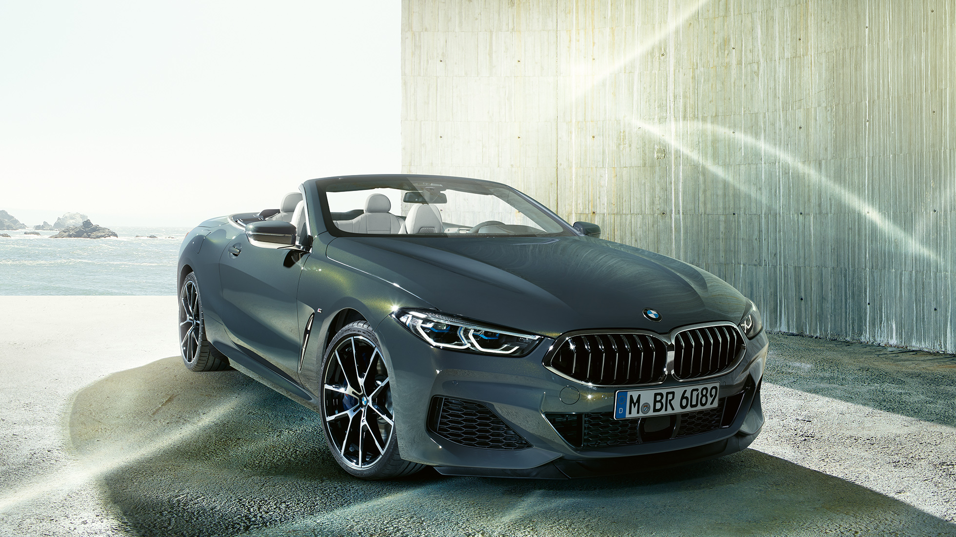 BMW M850i xDrive Dravitgrau metallic, Dreiviertel-Frontansicht links. BMW M850i xDrive Dravitgrau metallic, Dreiviertel-Frontansicht links.