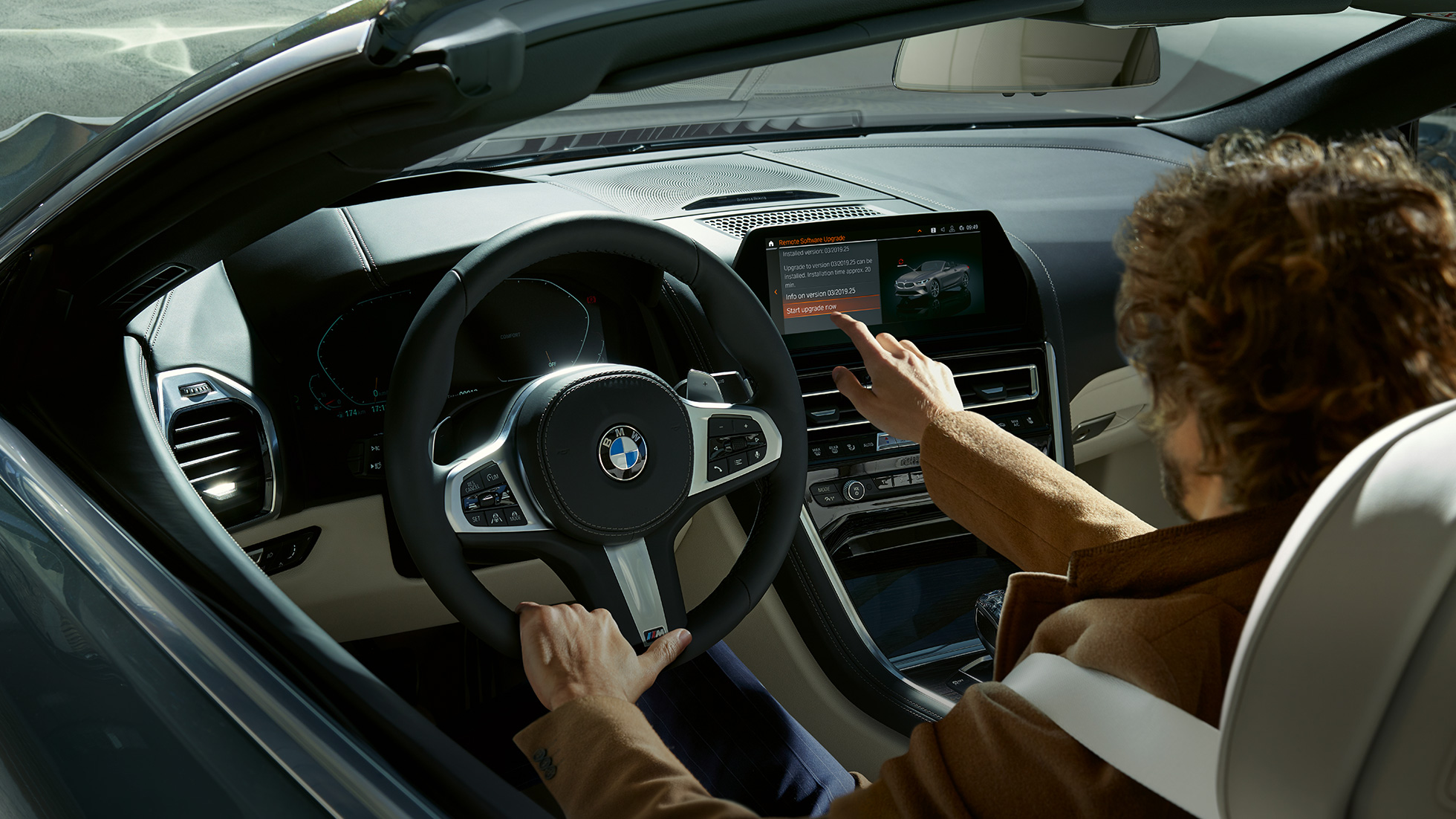 BMW M850i xDrive, Fahrer bedient BMW Live Cockpit Professional per Touchsteuerung G14. BMW M850i xDrive, Fahrer bedient BMW Live Cockpit Professional per Touchsteuerung G14.