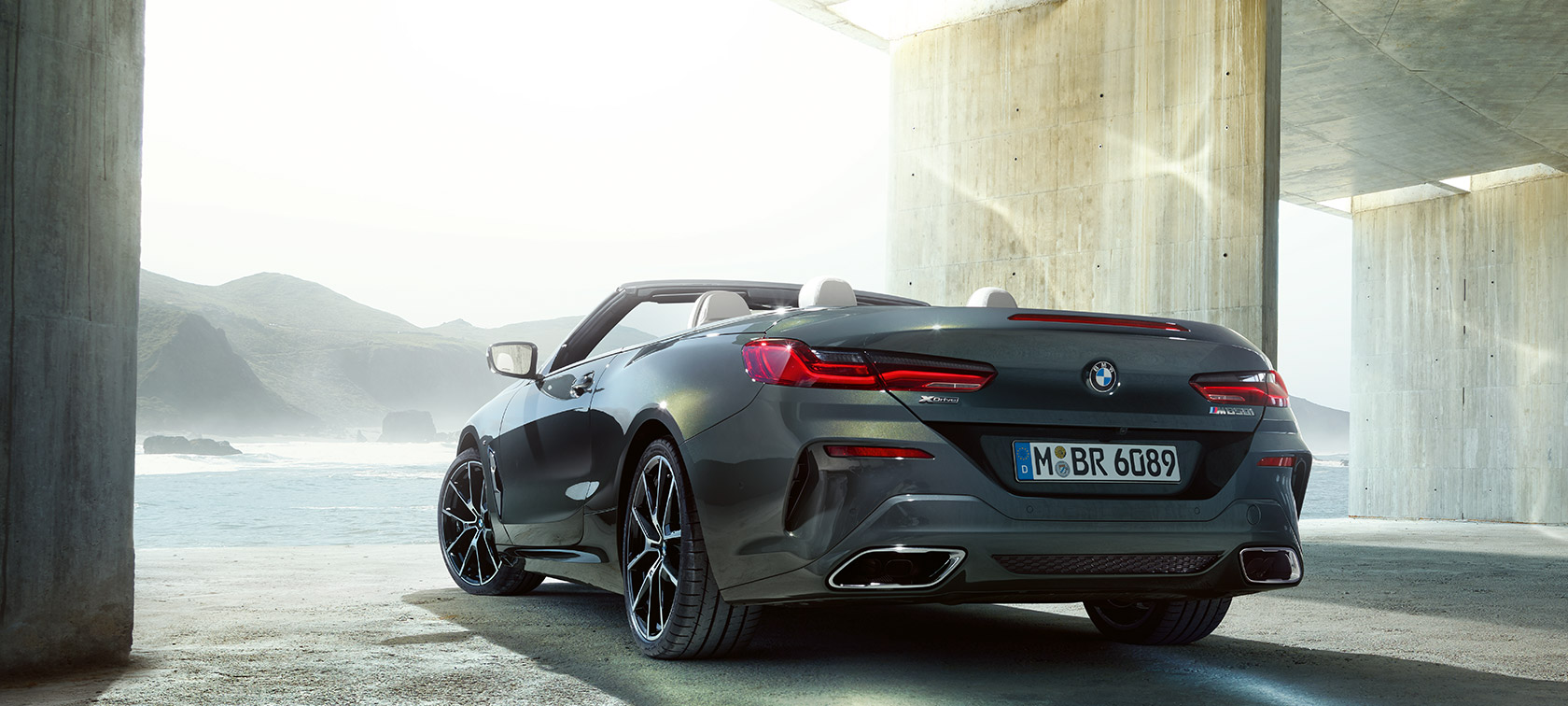 BMW M850i xDrive Dravitgrau metallic, Dreiviertelansicht hinten links G14. BMW M850i xDrive Dravitgrau metallic, Dreiviertelansicht hinten links G14.