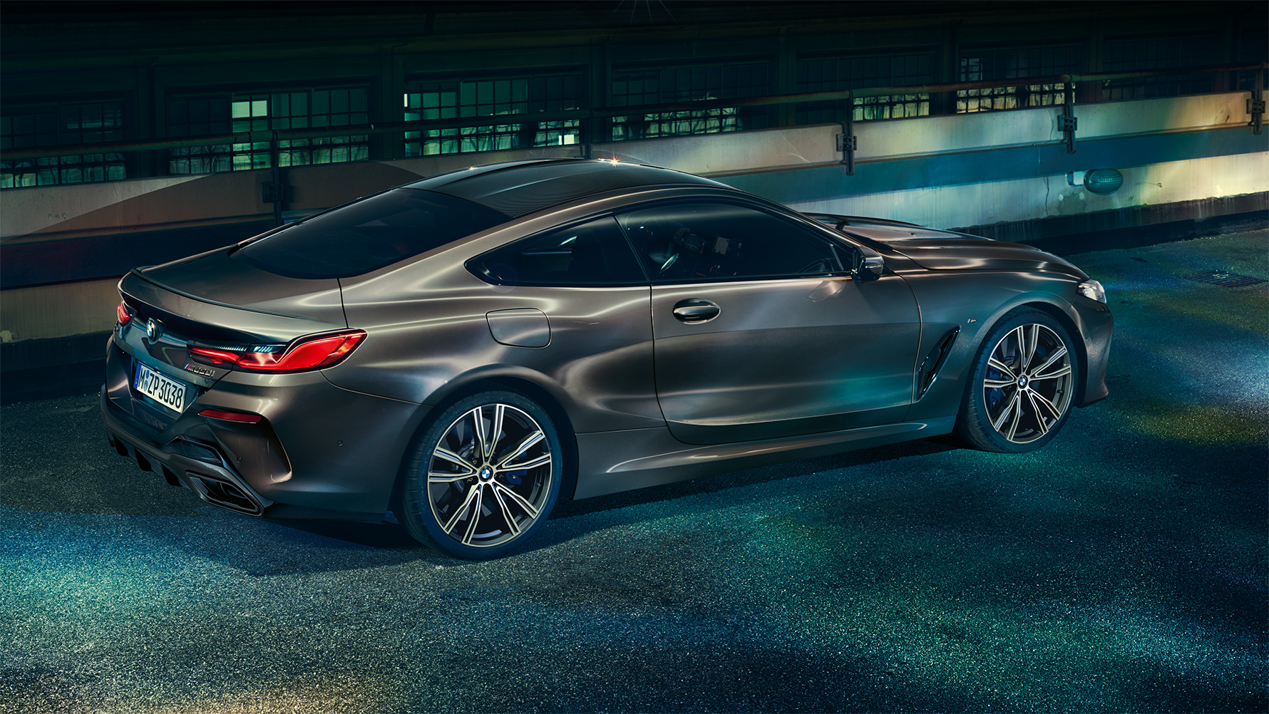 Seitliche Standaufnahme des BMW 8er Coupé mit BMW Individual Ausstattung in der Nacht vor urbaner Kulisse Seitliche Standaufnahme des BMW 8er Coupé mit BMW Individual Ausstattung in der Nacht vor urbaner Kulisse.