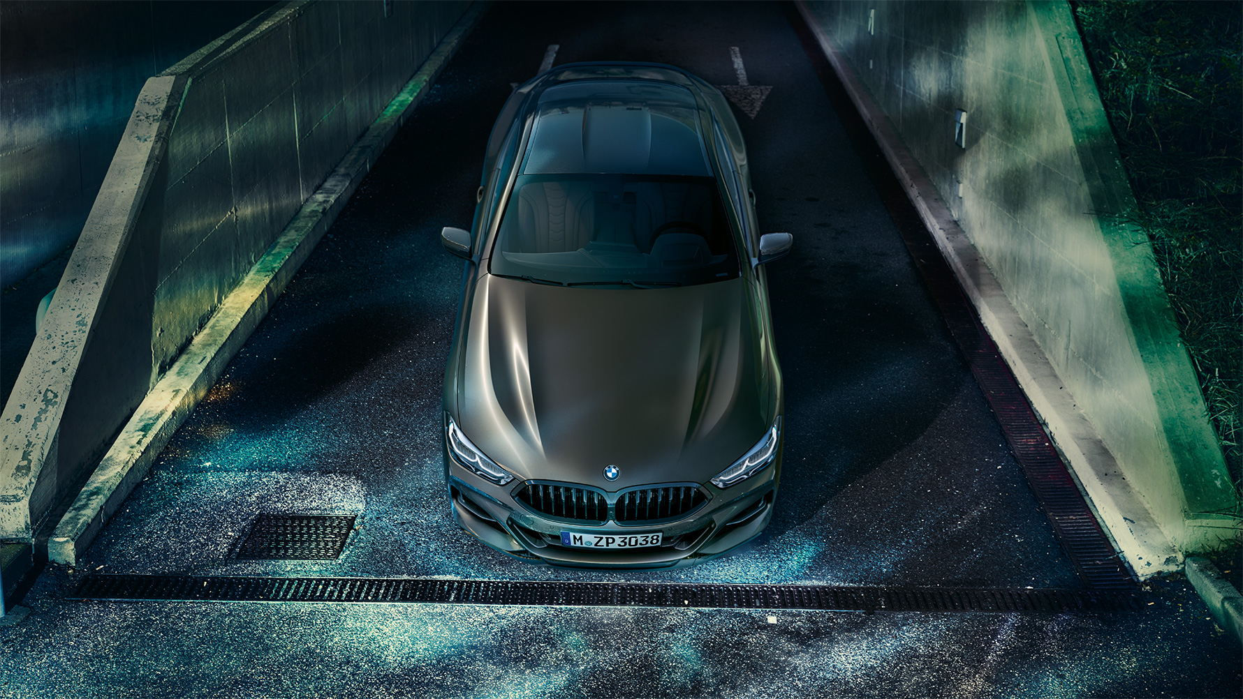 Frontale Standaufnahme des BMW 8er Coupé mit BMW Individual Ausstattung in der Nacht vor urbaner Kulisse Frontale Standaufnahme des BMW 8er Coupé mit BMW Individual Ausstattung in der Nacht vor urbaner Kulisse.