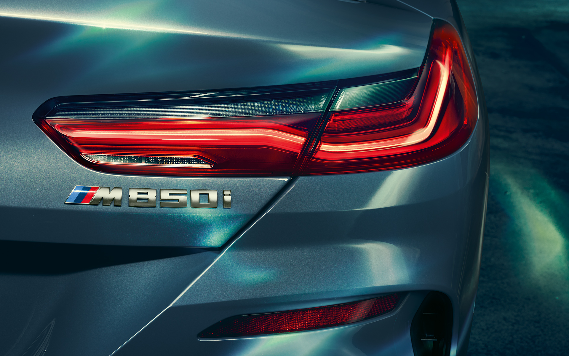 Feux arrière et logo M 850i Détail : feux arrière et logo M 850i.