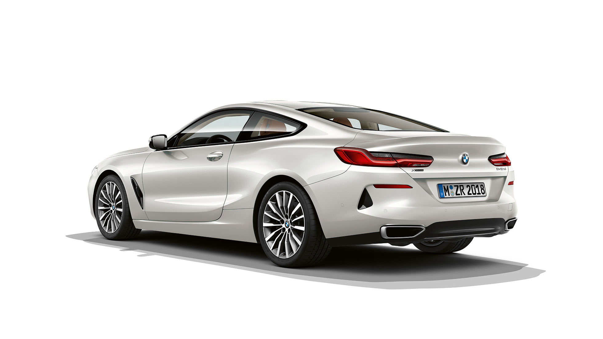 BMW 8er Coupé, Dreiviertel-Hechansicht G15. BMW 8er Coupé, Mineralweiß metallic, Dreiviertel-Hechansicht G15.