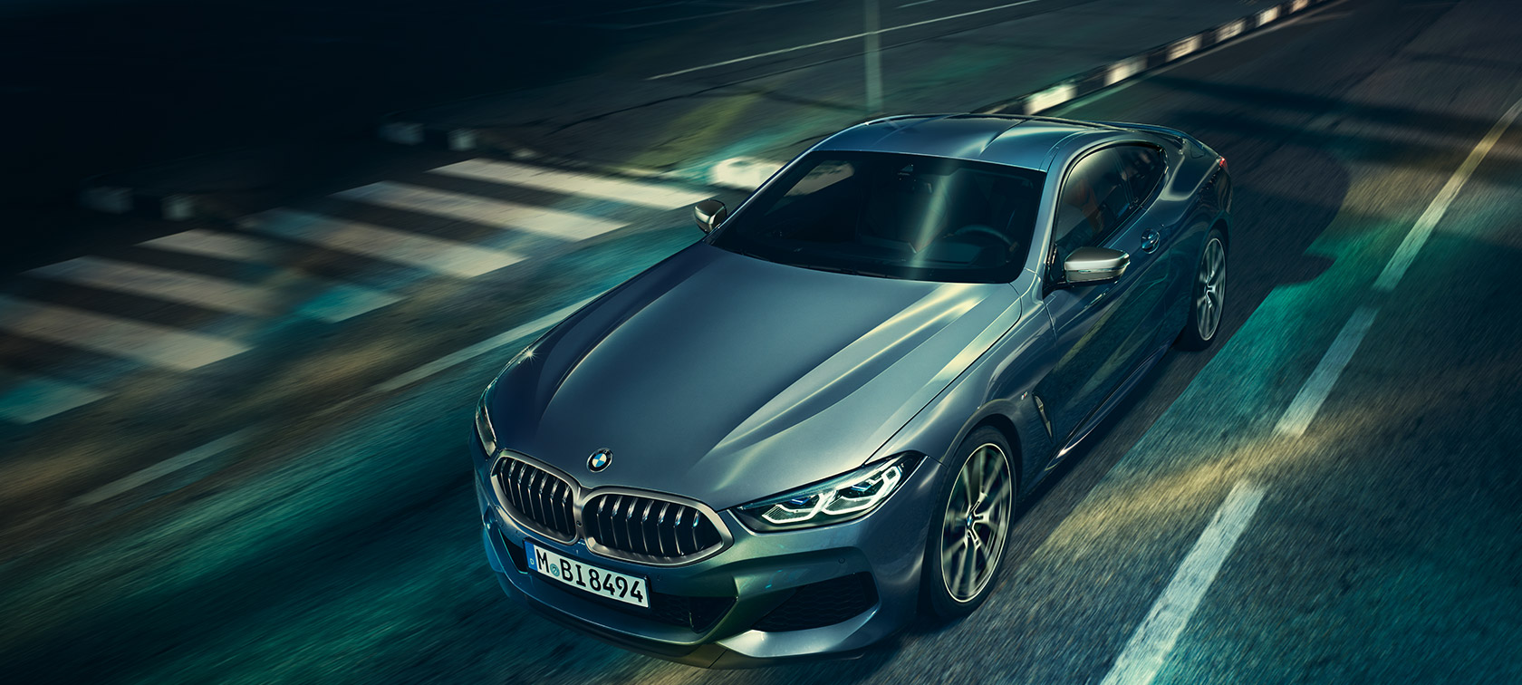 BMW 8er Coupé, Dreiviertel-Frontansicht G15. BMW 8er Coupé, Dreiviertel-Frontansicht, Standaufnahme mit Blick auf Motorhaube G15.