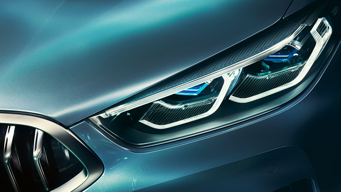 BMW 8er Coupé, Laserlicht. Nahaufnahme des Laserlicht an der Front des BMW 8er Coupé.