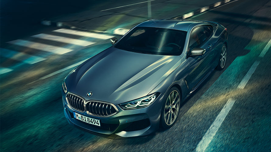 BMW Série 8 Coupé, vue de trois quarts face, à l’arrêt avec vue sur le capot G15.