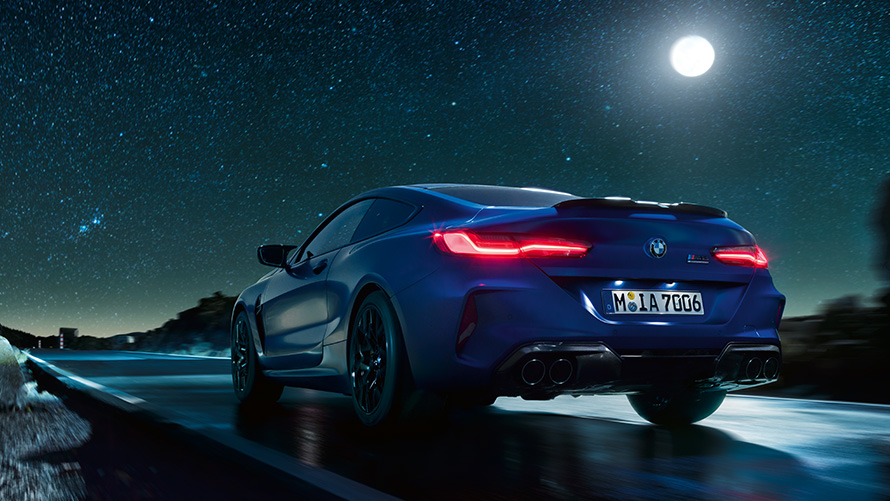 Détail : vue en plongée du capot de la BMW Série 8 Coupé F92.