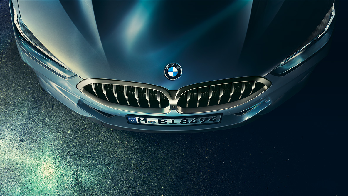 BMW 8er Coupé, Motorhaube. Nahaufnahme der Motorhaube des BMW 8er Coupé aus der Vogelperspektive.