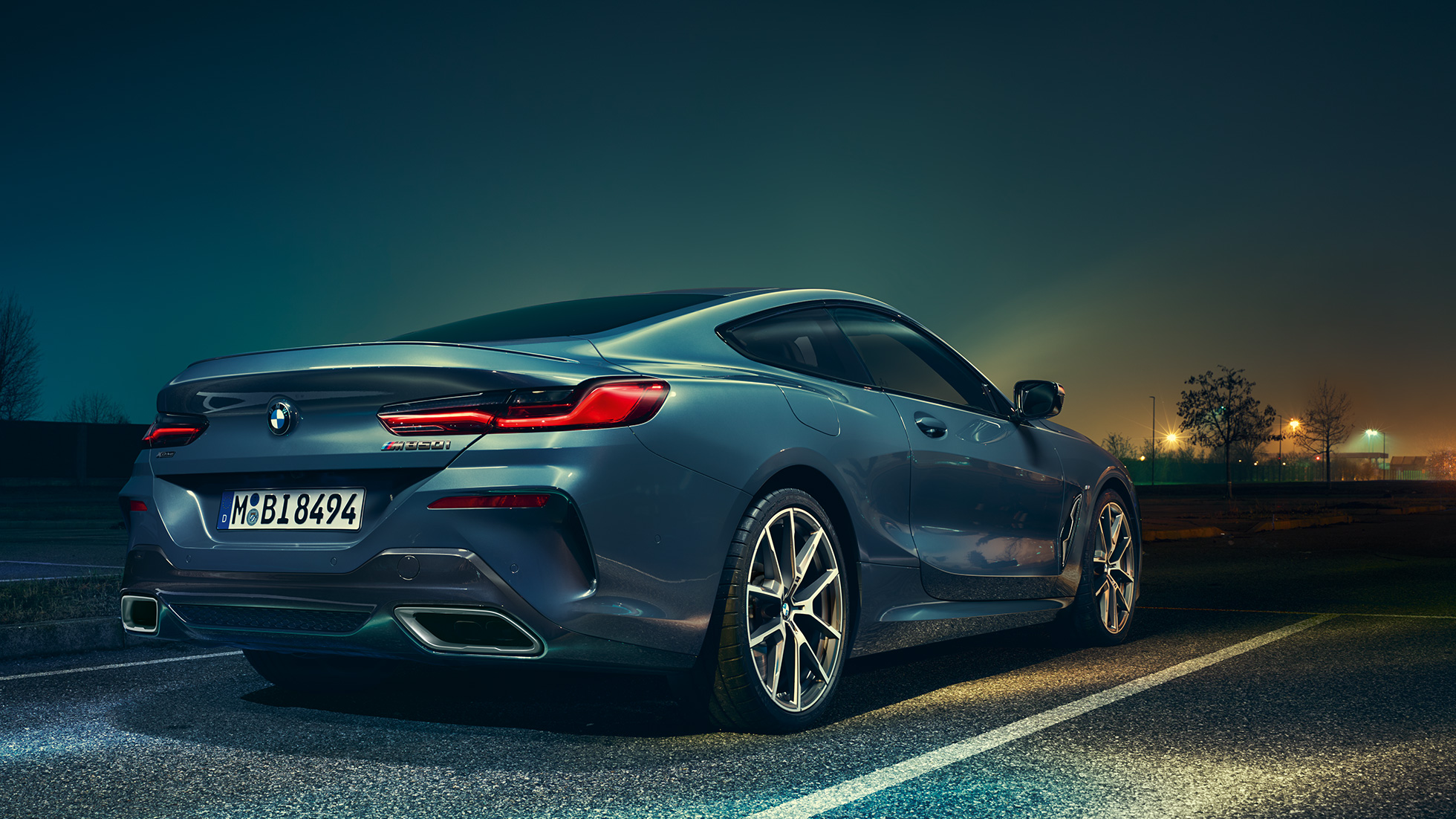 BMW 8er Coupé, Dreiviertel-Heckansicht G15. BMW 8er Coupé, Dreiviertel-Heckansicht, Standaufnahme vor nächtlicher Kulisse G15.