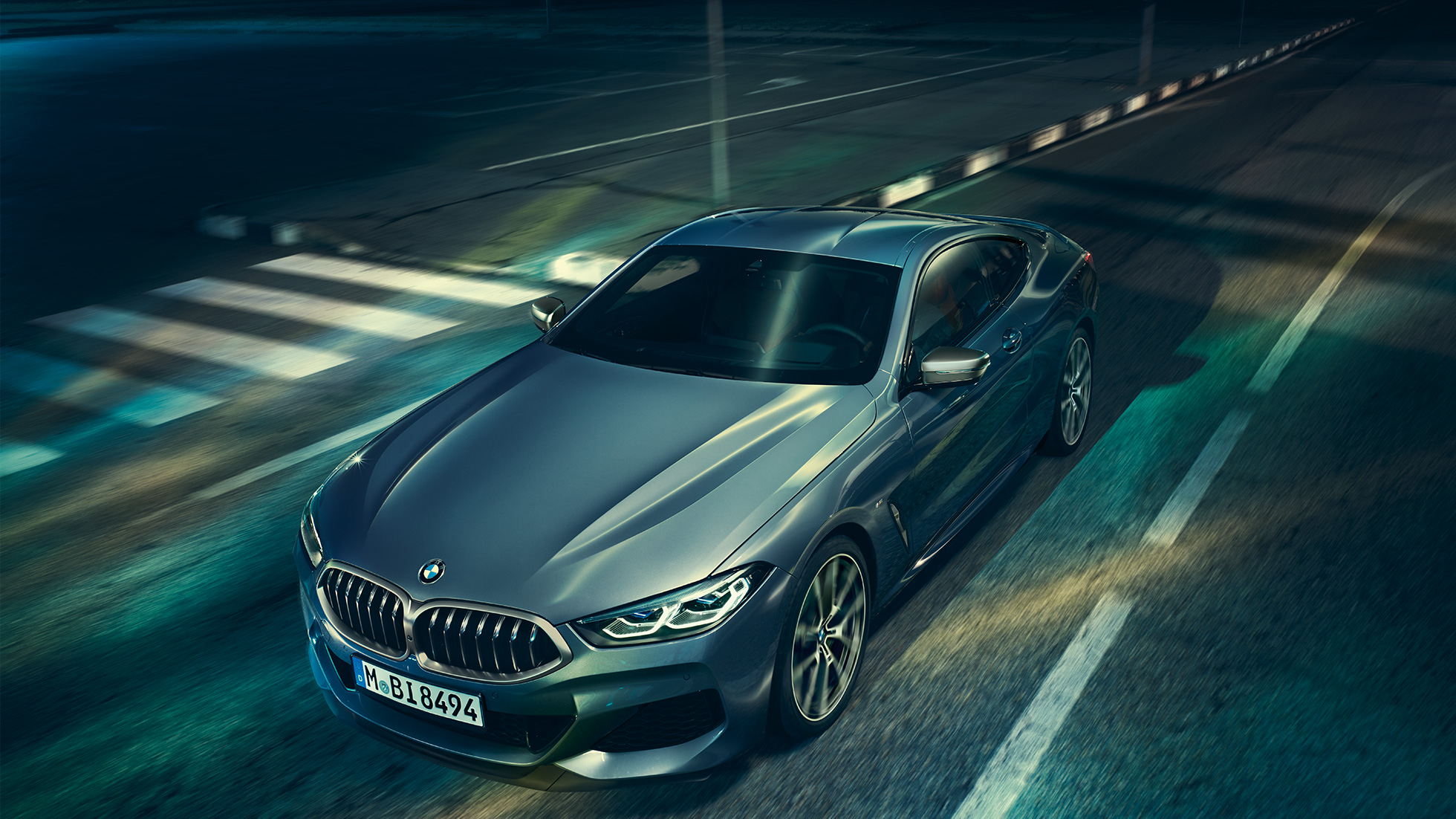 BMW 8er Coupé, Dreiviertel-Frontansicht G15. BMW 8er Coupé, Dreiviertel-Frontansicht, Standaufnahme mit Blick auf Motorhaube G15.