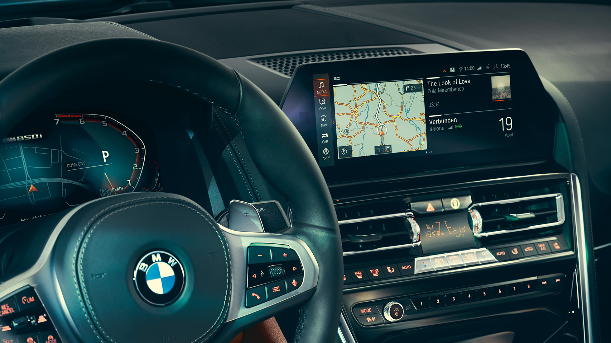 BMW 8er Coupé, Cockpit G15. BMW 8er Coupé, Cockpit, Nahaufnahme mit Lenkrad und Control Display G15.