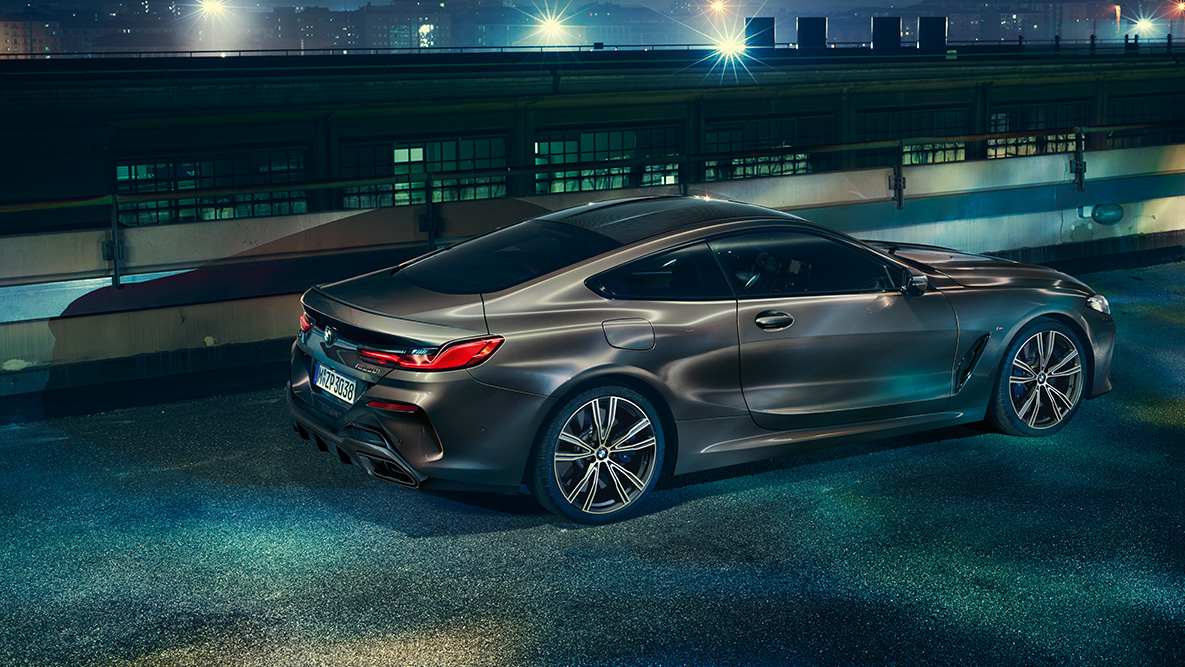 Seitliche Standaufnahme des BMW 8er Coupé. Seitliche Standaufnahme des BMW 8er Coupé mit BMW Individual Ausstattung in der Nacht vor urbaner Kulisse.