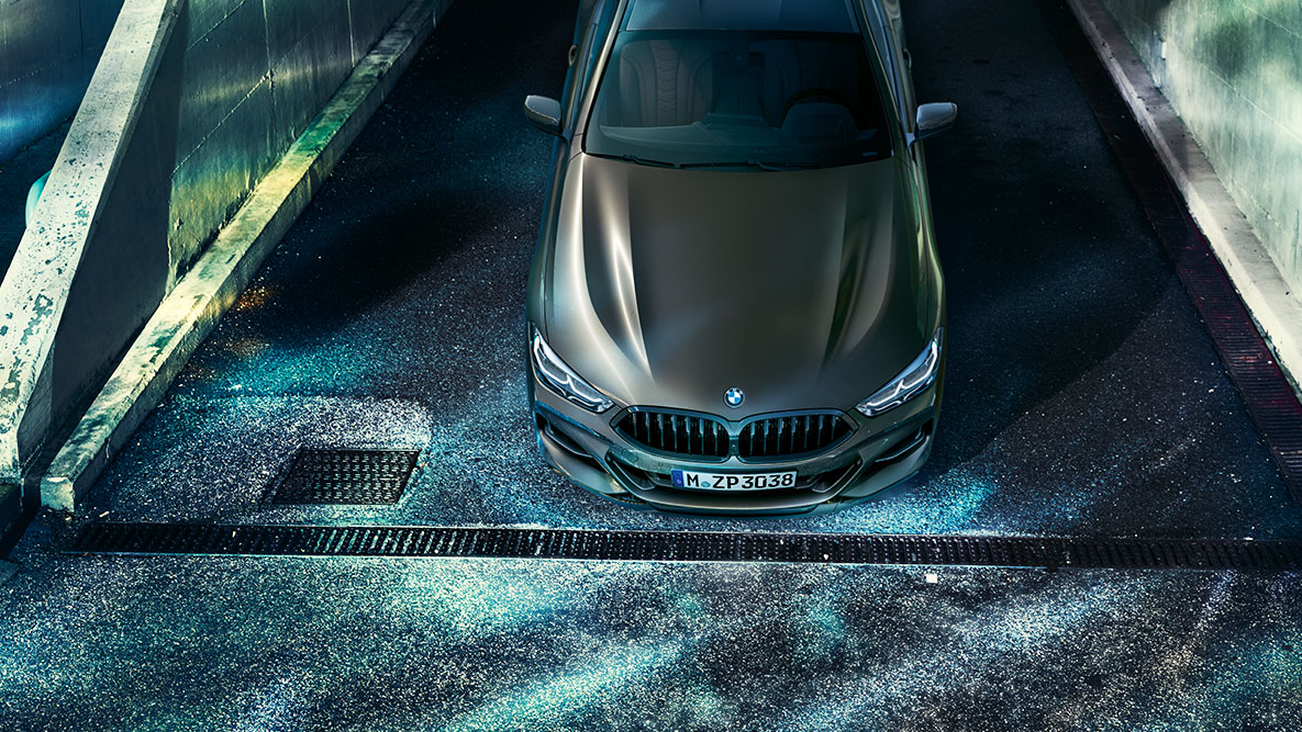 Frontale Standaufnahme des BMW 8er Coupé. Frontale Standaufnahme des BMW 8er Coupé mit BMW Individual Ausstattung in der Nacht vor urbaner Kulisse.