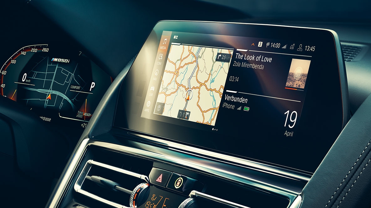 BMW 8er Coupé, BMW Live Cockpit Professional. Innenraum des BMW 8er Coupé mit Control Display und BMW Live Cockpit Professional.