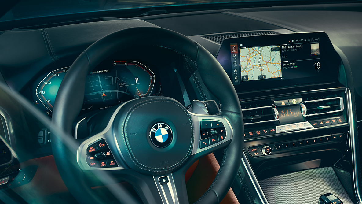 BMW 8er Coupé, Cockpit. Nahaufnahme des BMW 8er Coupé Innenraums mit Fokus auf das Lenkrad.