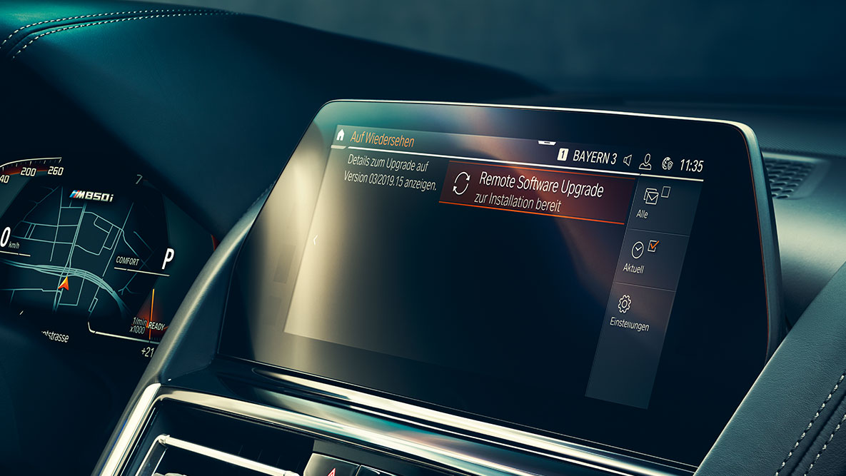 BMW 8er Coupé, Cockpit. Innenraum des BMW 8er Coupé mit Control Display und Remote Software Upgrade.