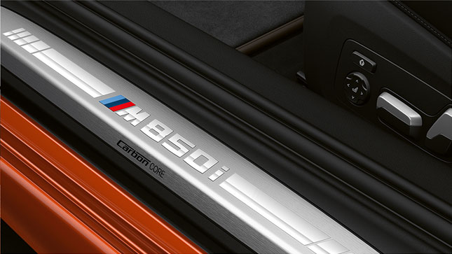 Détail : les seuils de porte avec logo M850i de la BMW Série 8 Coupé G15.