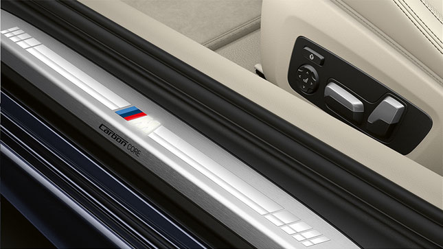 BMW 8er Coupé, Einstiegsleiste mit M Logo G15. Nahaufnahme der Einstiegsleiste des BMW 8er Coupé mit M Logo G15.