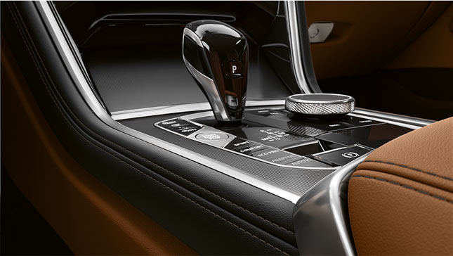 Détail : la console centrale de la BMW Série 8 Coupé G15.