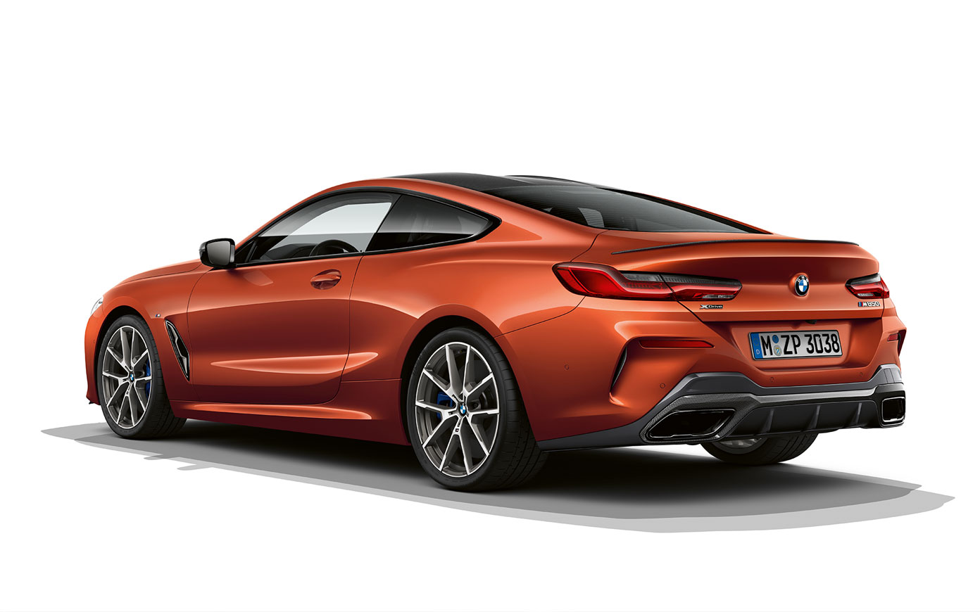 BMW 8er Coupé, Sunset Orange metallic G15. Standaufnahme des BMW 8er Coupé in Sunset Orange metallic vor weißem Hintergrund G15.