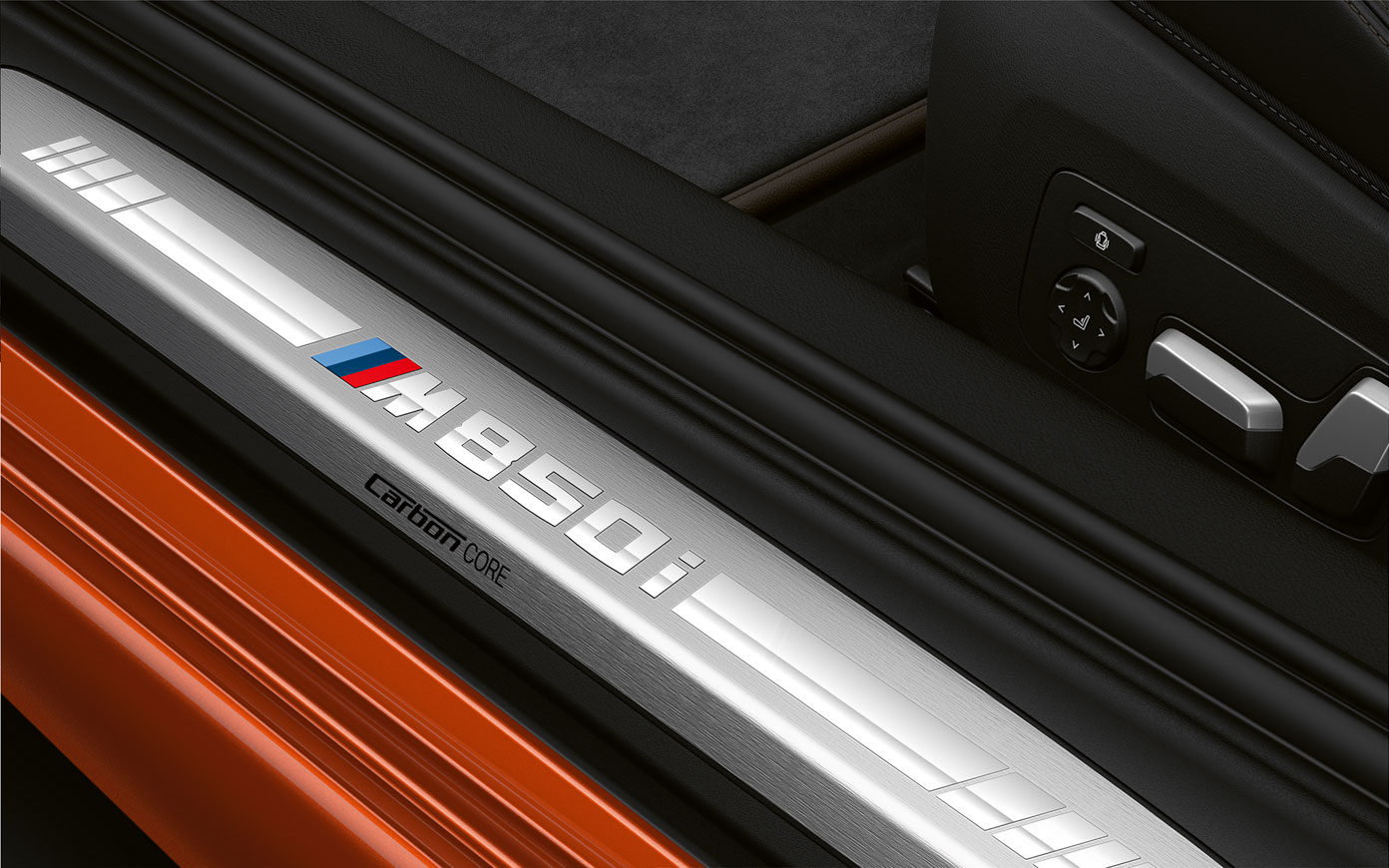 BMW 8er Coupé, Einstiegsleiste M850i G15. Nahaufnahme der Einstiegsleiste des BMW 8er Coupé mit M850i Logo G15.