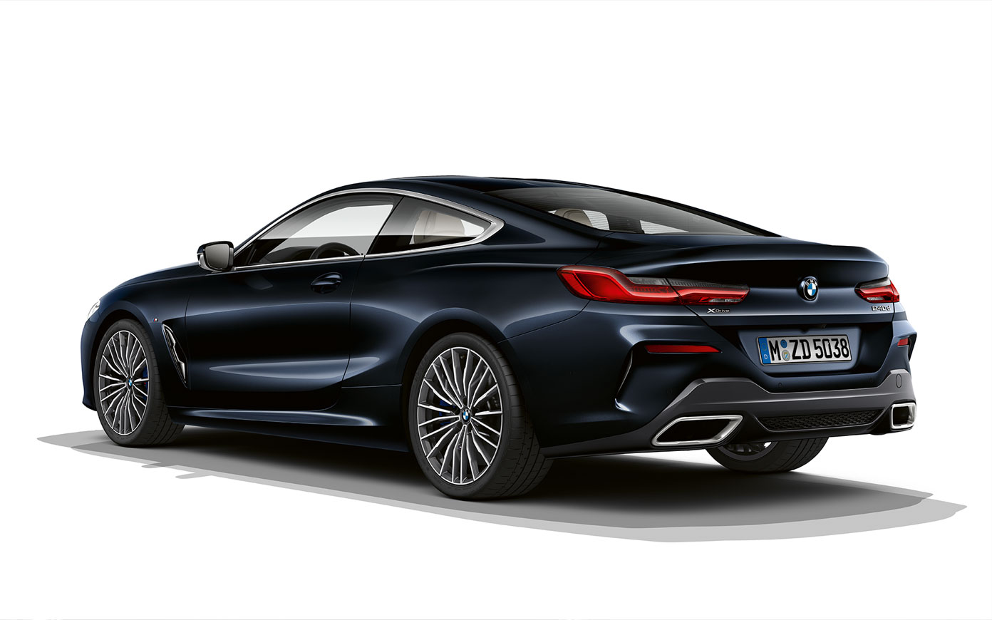 BMW 8er Coupé, Carbonschwarz metallic G15. Standaufnahme des BMW 8er Coupé in Carbonschwarz metallic vor weißem Hintergrund G15.