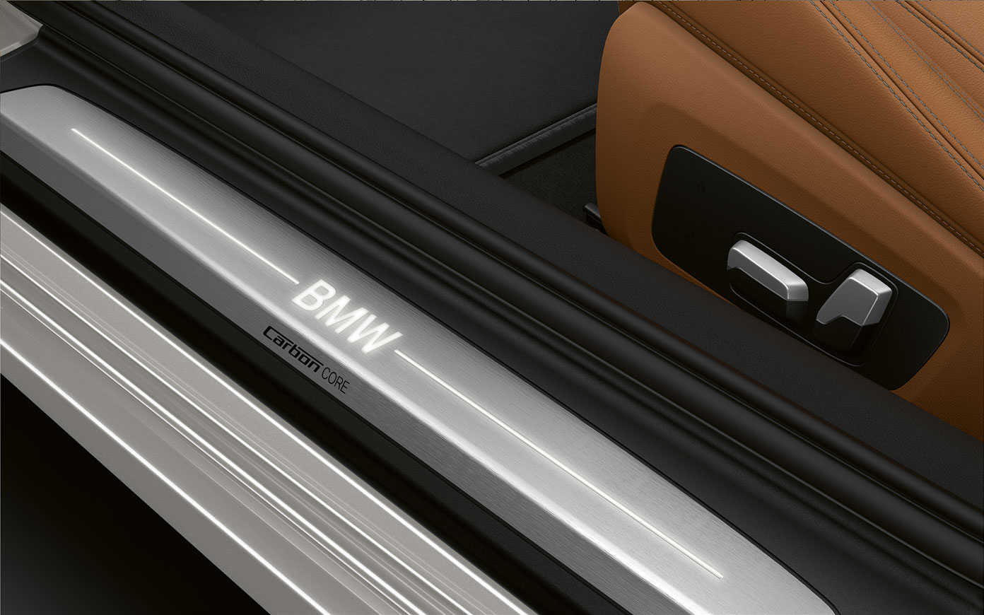 BMW 8er Coupé, Einstiegsleiste mit BMW Logo G15. Nahaufnahme der Einstiegsleiste des BMW 8er Coupé mit BMW Logo G15.