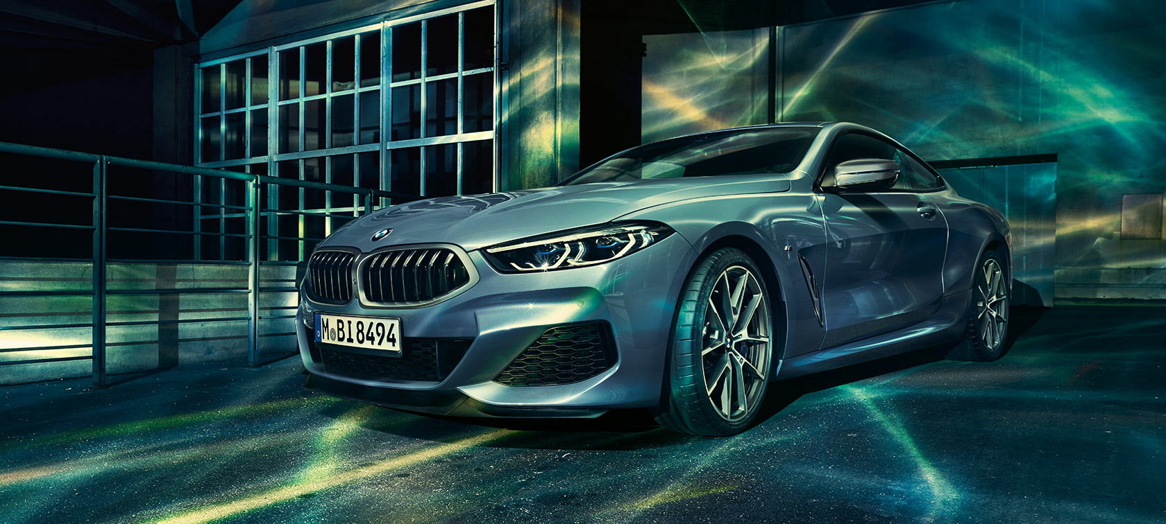 Das BMW 8er Coupé, Dreiviertelfrontschuss G15. Das BMW 8er Coupé, Dreiviertelfrontschuss, vor Industriegebäude G15.