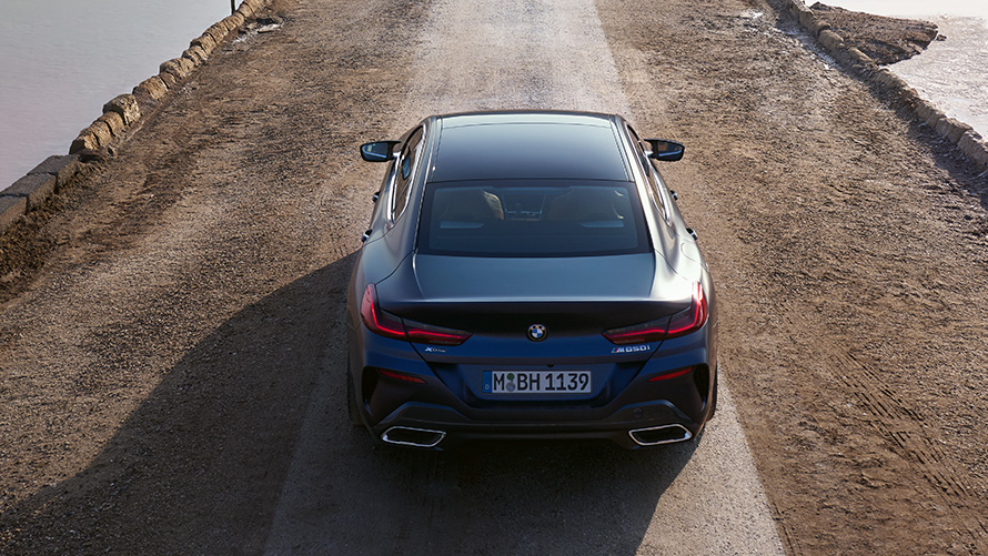 BMW M850i xDrive Gran Coupé G16 LCI Facelift 2022 BMW Individual Frozen Tansanitblau metallic Heckansicht aus der Vogelperspektive BMW M850i xDrive Gran Coupé G16 LCI Facelift 2022 BMW Individual Frozen Tansanitblau metallic Heckansicht aus der Vogelperspektive