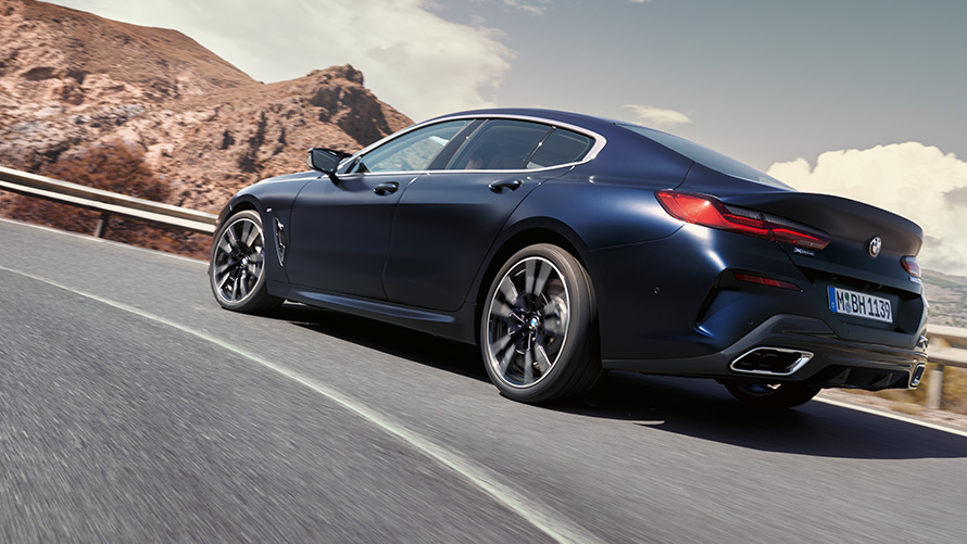 BMW 840i xDrive Gran Coupé M Sportpaket G16 LCI Facelift 2022 fahrend auf Bergstraße BMW 840i xDrive Gran Coupé M Sportpaket G16 LCI Facelift 2022 BMW Individual Frozen Tansanitblau metallic Dreiviertel-Heckansicht fahrend auf Bergstraße
