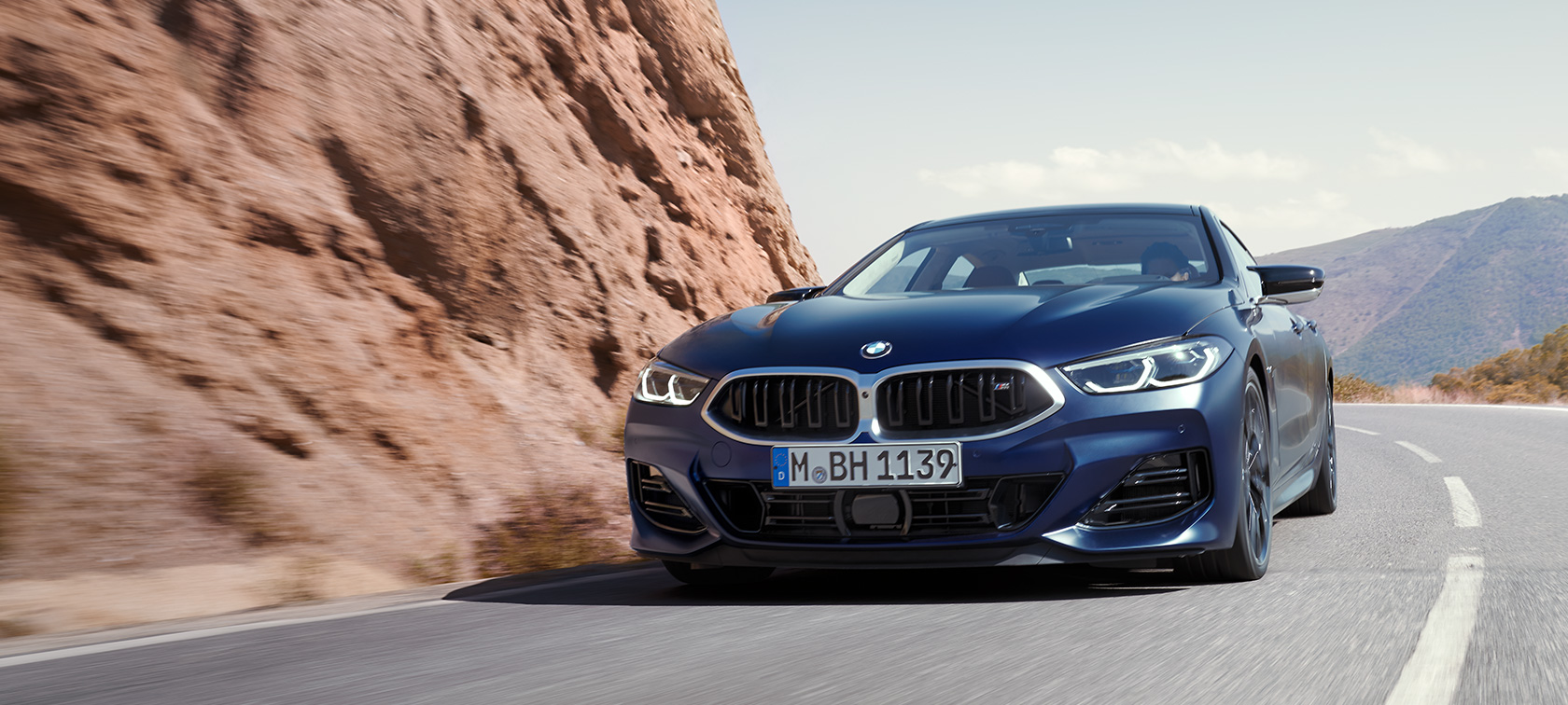 BMW Série 8 Gran Coupé G16 LCI restylage 2022 BMW Individual Frozen Tansanitblau metallic, vue de trois quarts avant, en mouvement sur une route de montagne