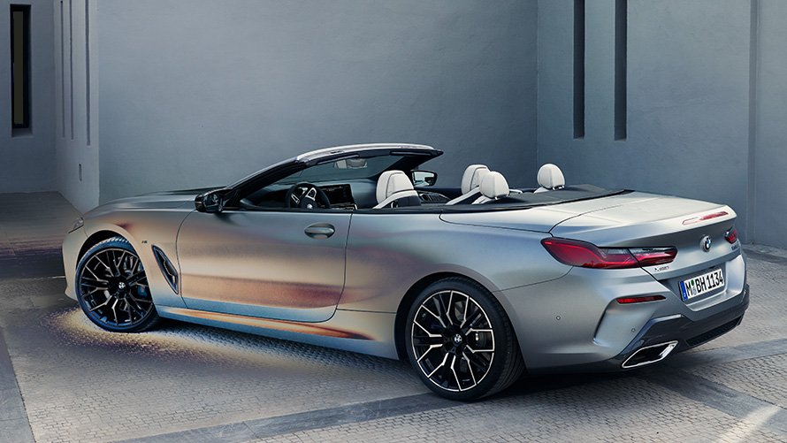 BMW Série 8 Cabrio (G14) vue de trois quarts de profil en stationnement BMW Série 8 Cabrio (G14) vue de trois quarts de profil en stationnement