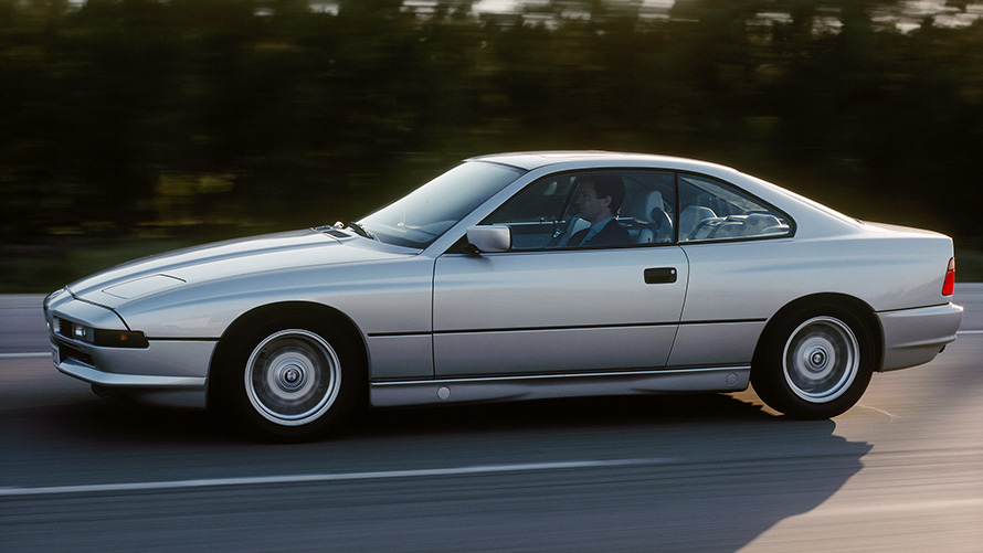 BMW Série 8 Coupé (E31) 7/8 vue de trois quarts en mouvement BMW Série 8 Coupé (E31) 7/8 vue de trois quarts en mouvement