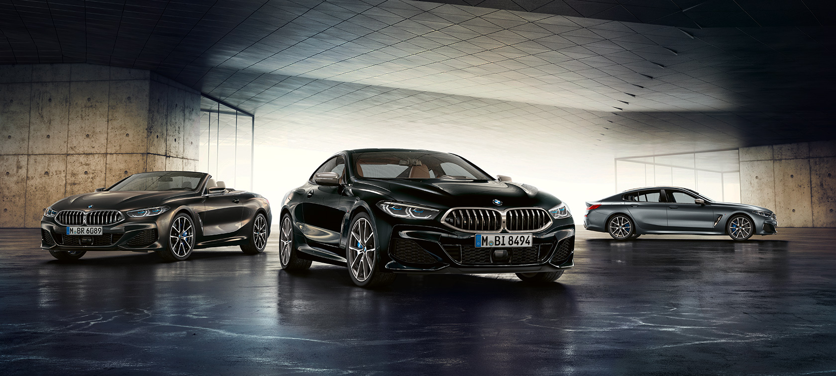 BMW Série 8 Coupé (G15) vue de trois quarts avant ; BMW Série 8 Cabriolet (G14) vue de trois quarts avant ; BMW Série 8 Gran Coupé (G16) 7/8 vue de profil, toutes en stationnement BMW Série 8 Coupé (G15) vue de trois quarts avant ; BMW Série 8 Cabriolet (G14) vue de trois quarts avant ; BMW Série 8 Gran Coupé (G16) 7/8 vue de profil, toutes en stationnement