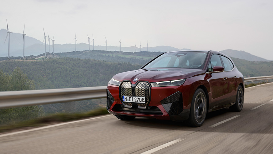 BMW iX xDrive50 i20 elektrischer SUV Nachhaltigkeit BMW iX xDrive50 i20 2021 elektrischer SUV fahrend auf Küstenstraße Nachhaltigkeit