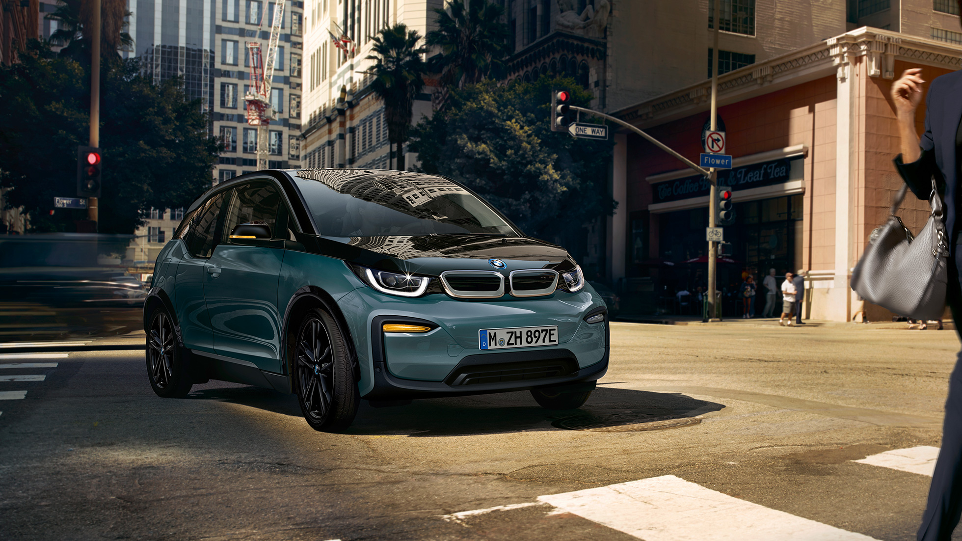 BMW i3 2018 Dreiviertel-Frontansicht fahrend I01 BMW i3 I01 2018 Jucarobeige mit Akzent Frozen Grey metallic Dreiviertel-Frontansicht fahrend in urbaner Kulisse